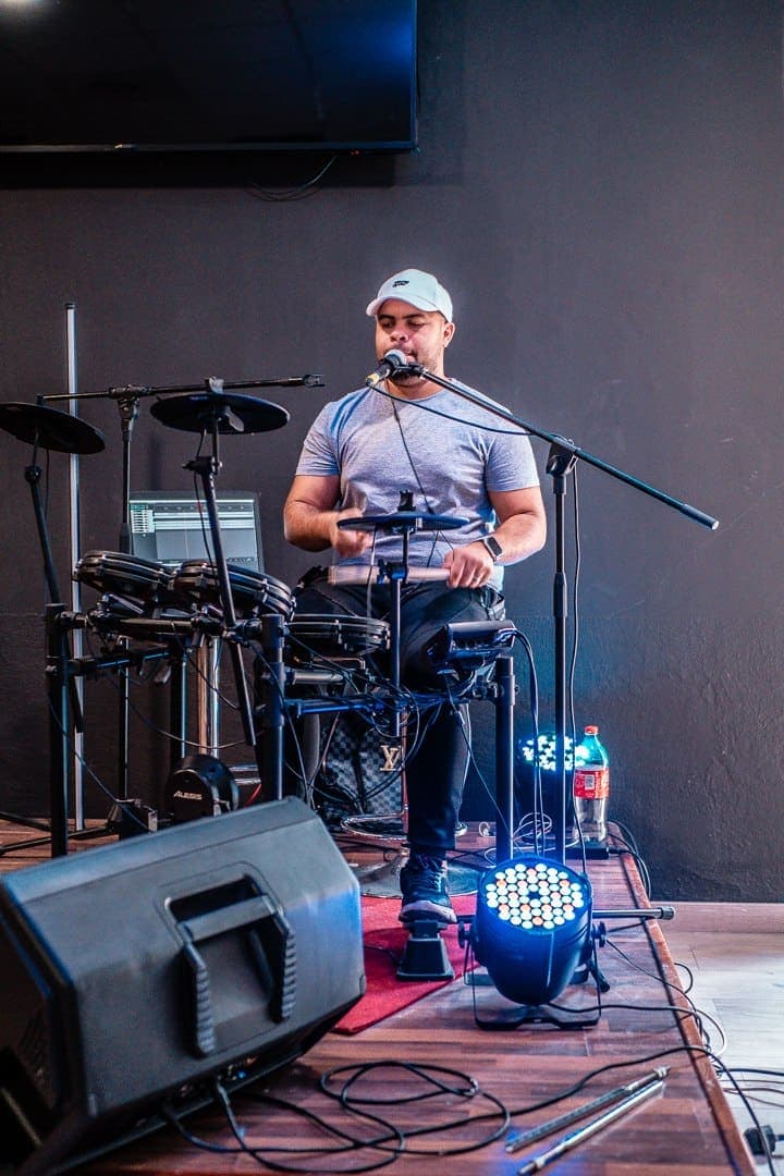 Un músico tocando la batería electrónica sobre el escenario