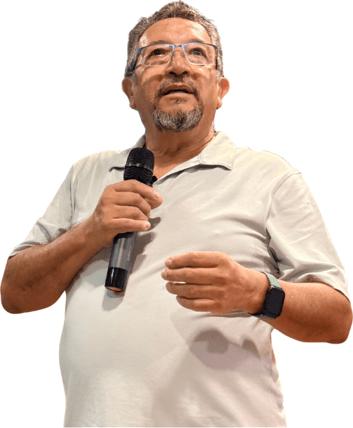 El pastor Juan Carlos Llanes predicando con un micrófono en la mano
